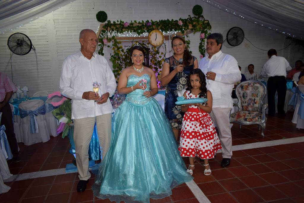 La familia de la quinceañera la acompañó en esta importante celebración